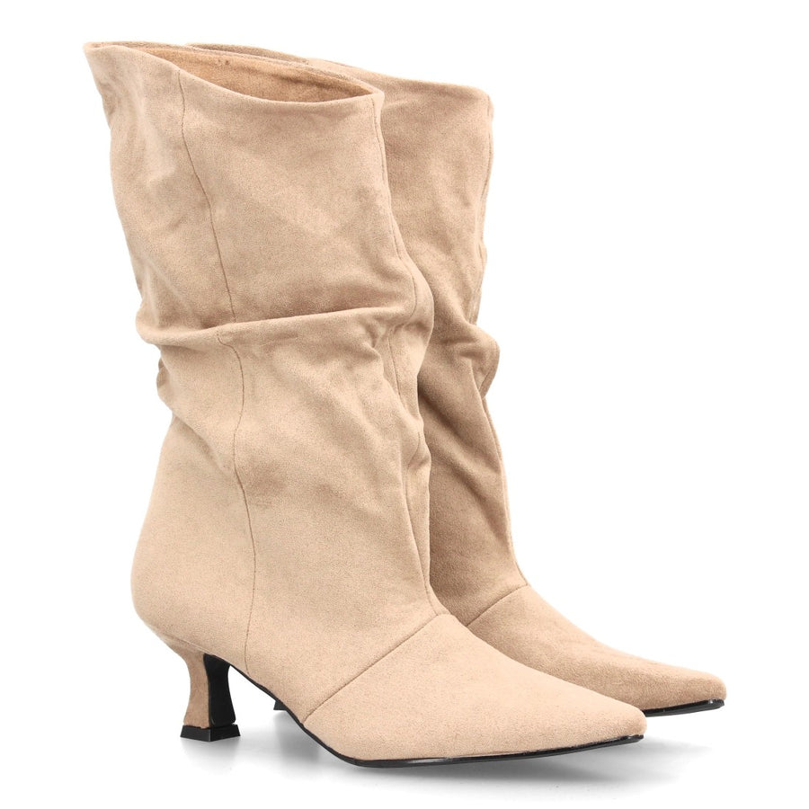 Bota de caña arrugada de mujer con tacón fino y elegante