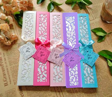 Abanico bambú y tela de colores en caja de regalo