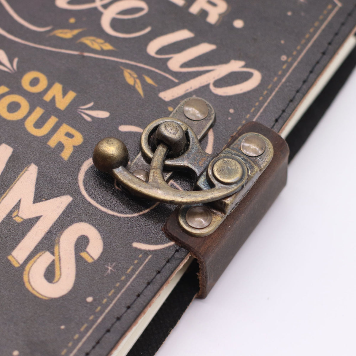 Cuaderno con estampado de cuero – Nunca dejes de perseguir tus sueños - 17.8×12.7 cm