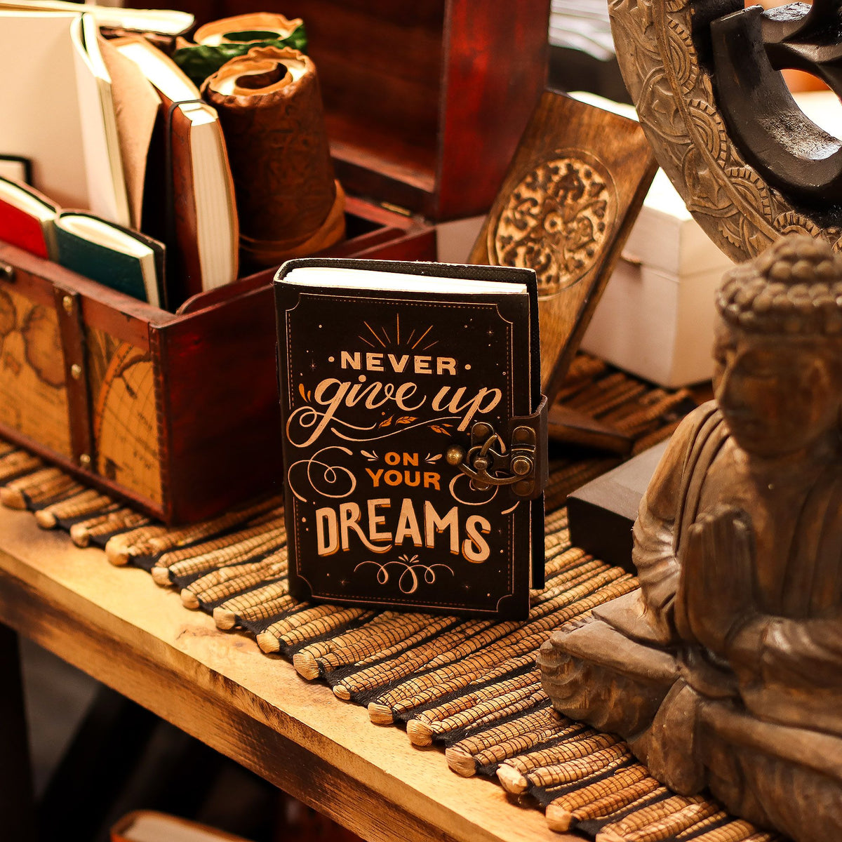 Cuaderno con estampado de cuero – Nunca dejes de perseguir tus sueños - 17.8×12.7 cm