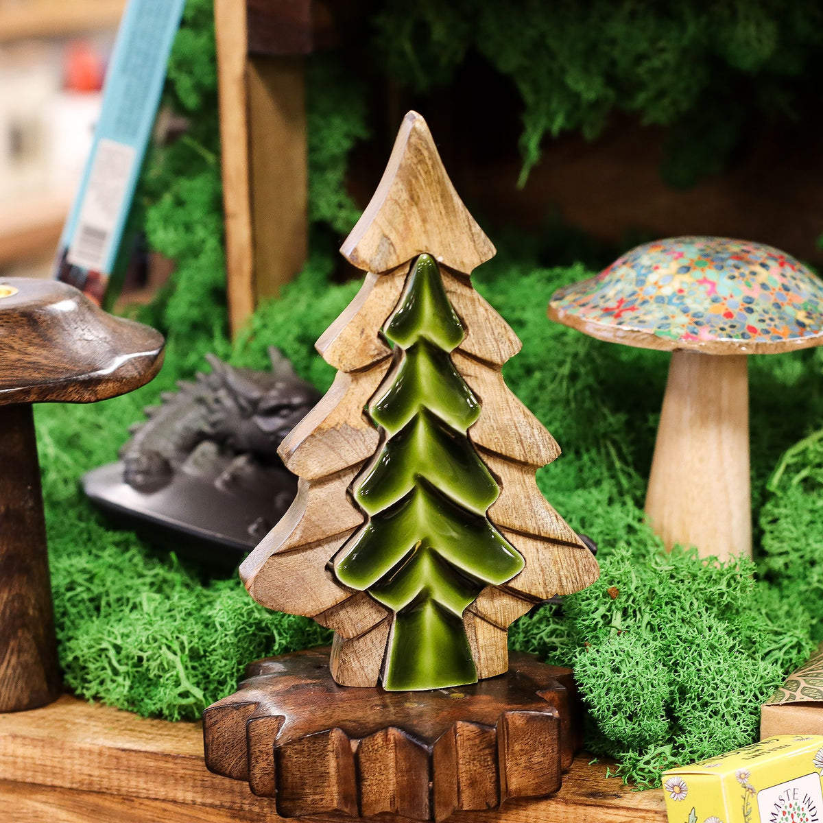 Perdido en el Bosque - Decoración de madera con un pequeño árbol dentro de un árbol - 15x10 cm