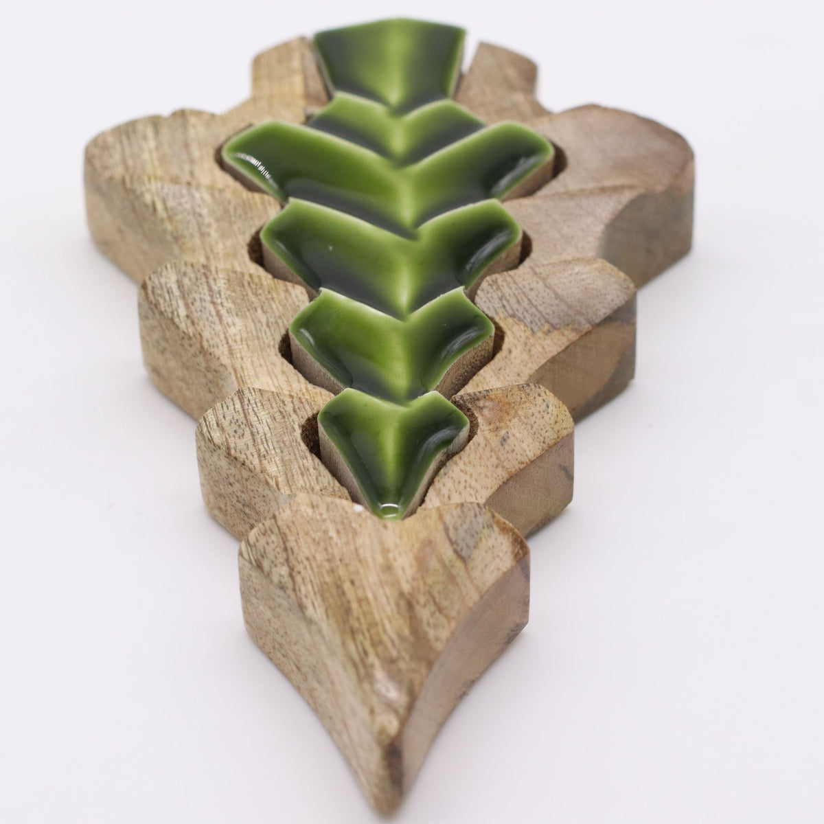 Perdido en el Bosque - Decoración de madera con un pequeño árbol dentro de un árbol - 15x10 cm