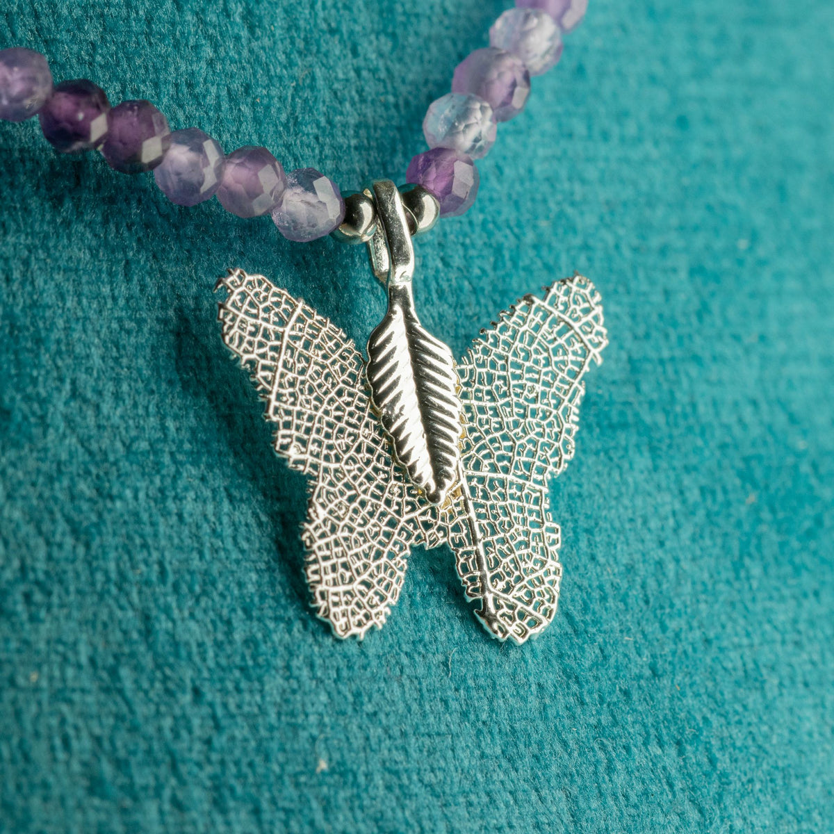 Collar de amatista con gema y colgante de mariposa hecho de hoja real