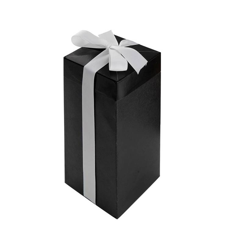 Caja de cartón negro con lazo