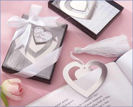Elegante punto de libro corazón en cajita con lazo