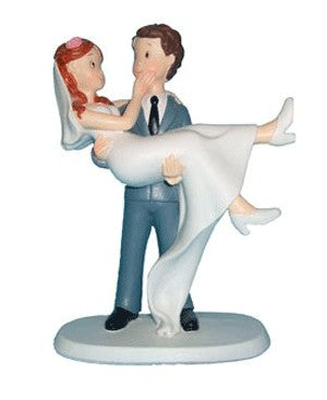 Figura pastel novios en brazos